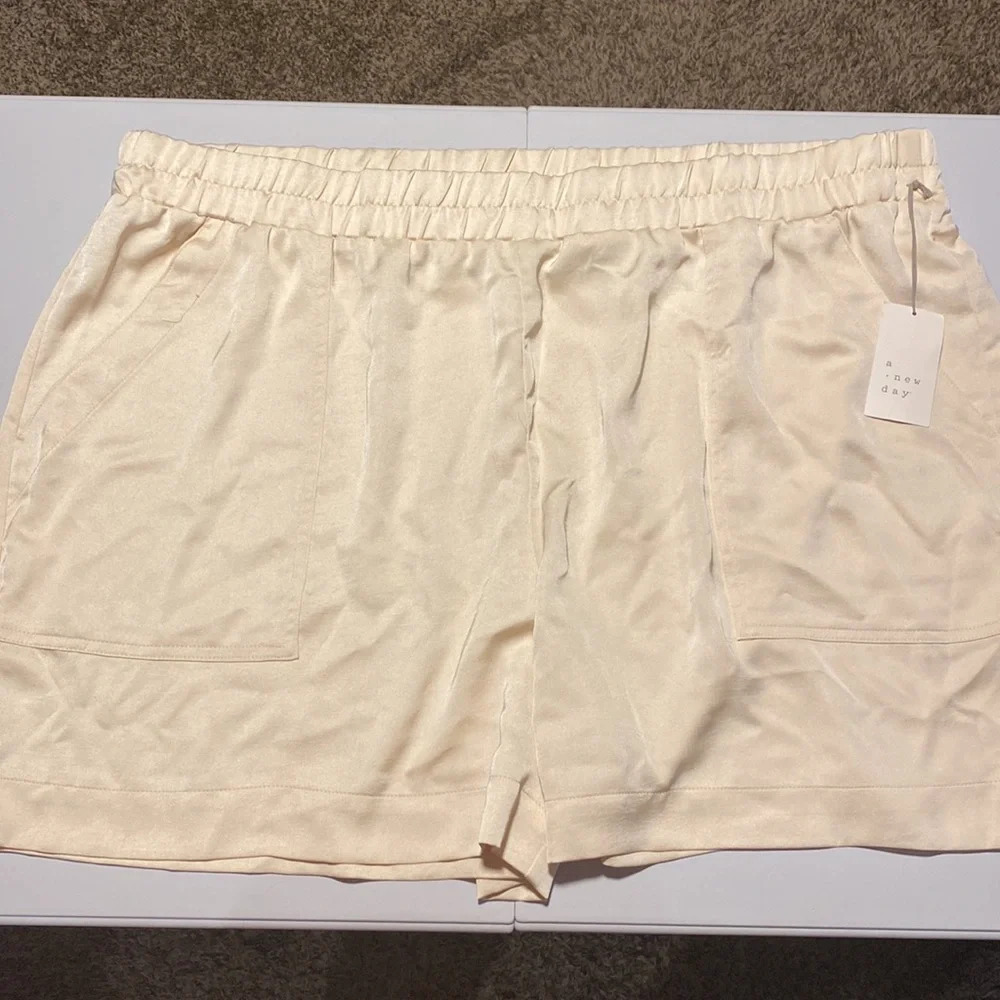 A New Day Women’s Off White Shorts Size 3X